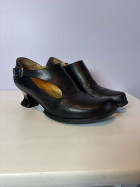 John Fluevog Wearever Gracias Black Leather Cutout with Sculpted Heel Size 6.5